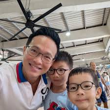 Catching up with old and new friends at the Round Market. Families are  getting ready for the start of school tmr. Time flies!