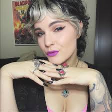 If there's one thing about Jennifer Lawrence, it's that she ALWAYS asks the  questions you're secretly too afraid to 😂