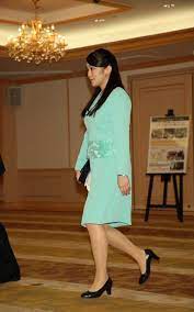 ターコイズブルーのワンピースとジャケットの装いの眞子さま 眞子さま ファッション 華やかなドレス