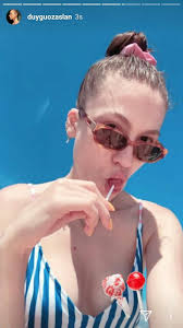 Eğitimini i̇stanbul üniversitesi i̇spanyol dili ve edebiyatı bölümü'nde tamamlamıştır. Duygu Ozaslan Panosundaki Pin