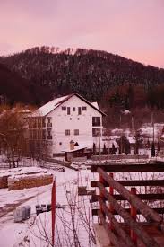 Sambata de sus este o zona mirifica, potrivita pentru reculegere si destindere, apreciata atat de persoanele ce cauta un concediu activ, cat mai ales imprejurimile ofera turistului o priveliste placuta si relaxanta. Escapada De Iarna In Sambata De Sus Si Drumetie Calatorii Turistice Si Lifestyle