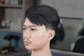 Ada cukuran model rambut pendek, top knot, korea, tni, comb over. Inilah 9 Model Rambut Pria Berponi