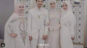 Kesedihan ini juga dialami oleh fairuz a rafiq. Fairuz A Rafiq Unggah Fotonya Pakai Gaun Netizen Malah Merinding Lihatnya Karena Mirip Boneka Ini Tribun Jatim