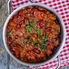 Verdeel de rijst en chili over grote kommen of zet ze in grote pannen midden op tafel en laat ieder voor zichzelf opscheppen. Best Chili Con Carne Recipe Eat Live Travel Write