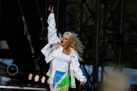 Maar inmiddels is de term nieuwkomer niet meer van toepassing op haar. Who Is Davina Michelle Dating Davina Michelle Boyfriend Husband