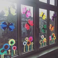Die Schmetterlingsflugel Sind Tulpenkopfe Basteln Fruhling Fensterdeko Fruhling Im Kindergarten Kunst Grundschule