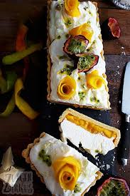 Mangotarte Mit Maracuja Und Weisser Schokomousse Zungenzirkus Schokomousse Maracuja Lebensmittel Essen