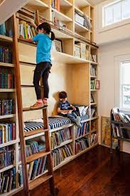 Dengan adanya perpustakaan di rumah, anda dan keluarga bisa menghabiskan. 5 Tips Menata Lemari Buku Untuk Perpustakaan Kecil Di Rumah