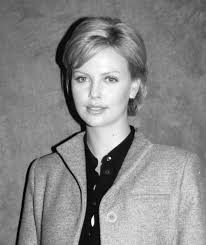 Последние твиты от charlize theron (@charlizeafrica). Oral History It S The 90s And Charlize Theron Can T Stop Working Golden Globes