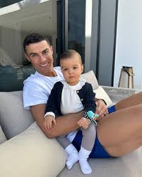 Cristiano Ronaldo parabeniza filhos gêmeos com clique em família: Papá tem  muito orgulho