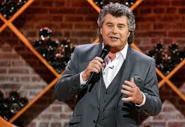 He lives in the passau area and has been constantly recording music since his debut album adios amor which was released as an english version in 1982. Andy Borg Wiki Des Sangers Und Moderators Aus Wien