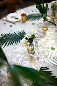 chemin de table en lin palmier dore 28 cm x 5 m decoration anniversaire et fetes a theme sur vegaoo party noel tropical decoration table anniversaire decoration anniversaire