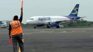 Untuk menjadi ground marshall atau juru parkir pesawat membutuhkan keterampilan dan konsentrasi tinggi. Menilik Lika Liku Profesi Juru Parkir Pesawat Ternyata Gampang Gampang Susah Loh Tribun Kaltim