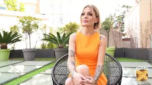 Naomi Ricci, rubia sexy, siempre necesitando pollas