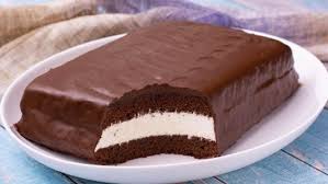 Questa ricetta cerca di imitare la famosa merendina che conosciamo tutti e, sopratutto i ghiottoni di cioccolato, ne vanno pazzi sempre mescolando aggiungere man mano anche il cacao ed infine la farina, con la bustina di lievito. Torta Delice La Versione Gigante Che Fara Impazzire Grandi E Piccini