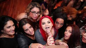 DANCING BEAR - ¡Es hora de una acción de stripper masculino CFNM!