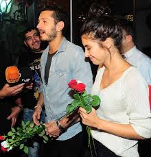 2019 yılında kolpa grubunun solisti barış yurtçu ile dünya evine giren başarılı oyuncu, son olarak hizmetçiler isimli. Baris Yurtcu Ve Deniz Baysal Birlikte Goruntulendi Diva Magazin