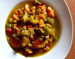 Vaca las lentejas lavadas en una cacerola para cocinarlas. Lentejas Rojas Con Verduras Al Curry Burbuja Natural