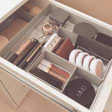 mizuna on instagram コスメ大好きだけど厳選したものしか持たないルールなので少ないです そうしないと無事破産するため スキンケアの方にお金かけがち コスメ収納 ドレッサー収納 引き出し収納 引き出しの中 整理整頓好き 持ちす 収納 トレイ