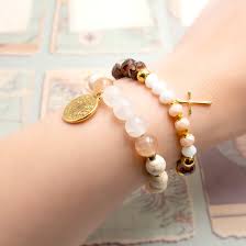 Anschließend wird dieses band durch die beiden eben entstandenen schlaufen gefädelt und fest zugezogen. Vintageparts Armband Sofia Selber Machen
