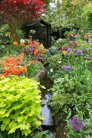 Ideen Fur Wasser Im Garten Bachlauf Anlegen Blumen Pflanzen Bluhend Ideen Garten Gartengestaltung Wasser Im Garten