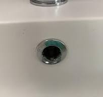 Anello di troppo pieno del lavabo bloccato; voglio ...