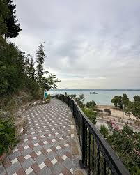 Çoban Dede Türbesi ve Parkı, Menderes Bulvarı'nın sonunda Karslılar  Mahallesi'nde olup Seyhan Baraj Gölü'nü en güzel açıdan seyredebileceğiniz  bir tepe üzerindedir. İçerisinde piknik alanı, yapay gölet ve kuş cenneti  de yer almaktadır.