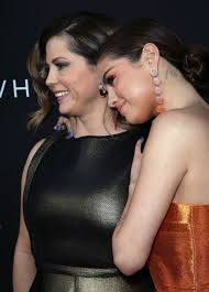 Mandy teefey (née amandine dawn cornett le 16 avril 1976 à dallas au texas) est une productrice de cinéma, réalisatrice et ancienne actrice de théâtre américaine. Exclusive Selena Gomez S Mother Opens Up About The Benefits Of Her Daughter S Brief Break From The Spotlight Entertainment Tonight