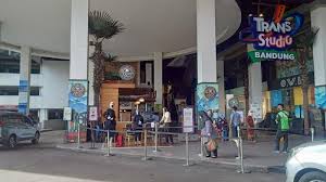 Kita bahkan duduk di seat paling depan demi sebuah sensasi maksimal. Hari Pertama Dibuka Begini Protokol Kesehatan Di Trans Studio Mall Bandung Tribun Jabar