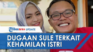 Tak mau kalah dengan mantan istrinya, komedian berusia 42 tahun ini menyusul sang mantan menikah. Nathalie Holscher Sering Berperilaku Aneh Saat Di Bali Sule Terus Menduga Istrinya Itu Sedang Hamil Youtube