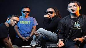 (intro) c g c g c ketika senja datang g ku merasa setengah diriku menghilang c bagaikan tak berdosa g kau hancurkan rasa yang selama ini ku tanam c saat semuanya telah pergi g bayangmu kembali mengisi c entah apa yang kau mau g ku tak berhak lagi tuk mengungkit kembali (intro) c g c g c menghapus. Chord Terendap Laraku Naff Kunci Mudah Hanya F C Em Am Tribun Ambon