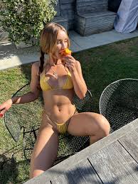 Nicky Gile on X: 🍑 all summer long t.cosZKLHDGo9i  X