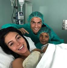 Bạn gái C. Ronaldo sinh con gái đầu lòng - Ngôi sao