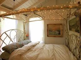 Farblich abgestimmt macht das bett mit himmel, ganz besonders aber ein metallbett mit himmel, jedes schlafzimmer zum romantischen erlebnis. Himmelbett Selber Bauen 62 Ideen Und Bauanleitungen Archzine Net Schlafzimmerdecke Rustikale Schlafzimmerdekorationen Himmelbett