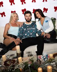 Happy Holidays🎁🎄 @ofmerch christmas happyholidays of photoshoot  model explore