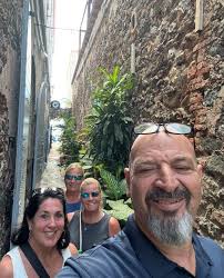 A great thank you to Chris from Chris Safety Car & Rental for taking my  call at 4am and picking us up at 5am in Tamarin and taking us safely  accross the