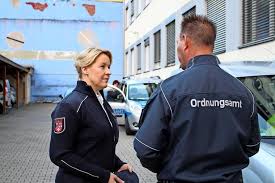 Franziska giffey (née süllke, born 3 may 1978) is a german politician of the social democratic party (spd) who served as minister for family affairs, senior citizens, women and youth in the government of chancellor angela merkel from 2018 until 2021. Familienministerin Franziska Aufraumen Mit Den Rollenklischees Giffey Auf Entsorgungstour Durch Berlin