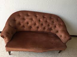 Petit Canape Vintage En Velours Capitonne De La Boutique Chinebymelu Sur Etsy Love Seat Chesterfield Chair Chair