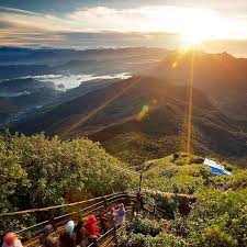 Adams Peak Neboli Adamova Hora Je 2243 Metru Vysoka Hora V Centralni Casti Sri Lanky A Vede Na Ni Nekolik Hlavnich Tras Na Sam Instagram Top Adventures Trip