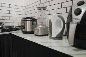 Tanpa kabinet atas, ada banyak ruang untuk menggantung rak dan opsi penyimpanan lainnya. Cara Susun Atur Dapur Tanpa Kabinet Cuma Guna Meja Banquet Tetap Nampak Kemas Cantik Vanilla Kismis