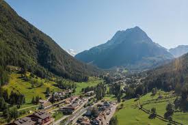 Vue de Vallorcine entourée par les montagnes du massif du Mont-Blanc en Haute-Savoie.