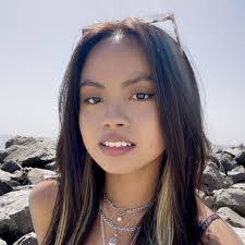 Rebecca Perley's Instagram, Twitter & Facebook