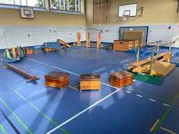 Eine bewegungslandschaft mit dem thema: Kinderturnen Ideen On Instagram Der Boden Ist Lava Parkour Kinderturnen Turnen Mit Kindern Kinderturnen Ideen