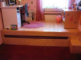 Dabei können sie sich grundsätzlich zwischen verschiedenen ausführungen und bauweisen entscheiden. Bett Podest Podestbett Podest Bett Selber Bauen Rannpagecom Kaufen Aus Schubladen Podest Mit Viel Stauraum Haben Sie Jetzt Etwas Unter Ihrem Bett Gelagert Aneka Tanaman Bunga