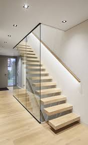 Treppen Eingangsbereich Glaswand Offener Wohnbereich Freischwebende Stufen Gelander Beleuchtung H In 2020 Treppe Haus Souterrain Wohnung Treppenhaus Beleuchtung