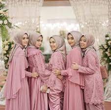 Pilihan ini sesuai digandingkan dengan pasangan pengantin pada hari akad nikah nanti, tampak ceria dan meriah! 180 Ide Bridesmaid Gaun Gaun Pengiring Pengantin Pakaian Wanita