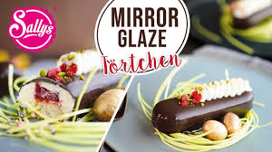 For a gorgeous marbled effect, layer several colors of glaze into one bowl before pouring it over. Mirror Glaze Tortchen Tortchen Mit Spiegelglasur Sallys Welt Youtube