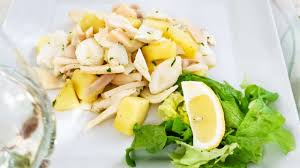 Lavate le patate e trasferitele in una pulite i calamari come mostrato nel video di agrodolce. Insalata Di Calamaro E Patate Ottima Cottura Con Il Vino Bianco