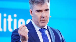 Trods udlejeres kritik: Minister står fast på ny lov, der anklages for at  begrænse solceller på tage