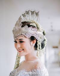 Dwitia sastrowijoyo acc, dress, and flower. Weddingmarket Tampilan Pengantin Adat Sunda Yang Bisa Facebook